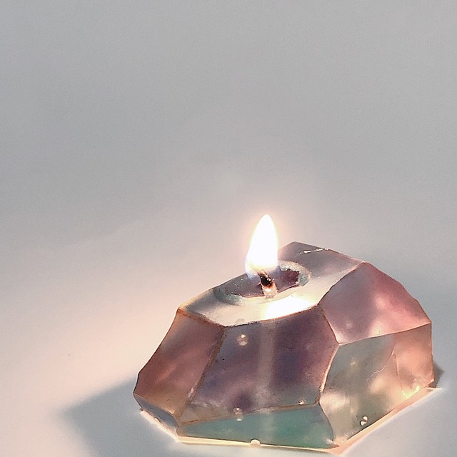 美しすぎる 虹色水晶のようなロウソクが話題 火を灯すと 切ないほどのきらめき 光が溶けていくよう まいどなニュース