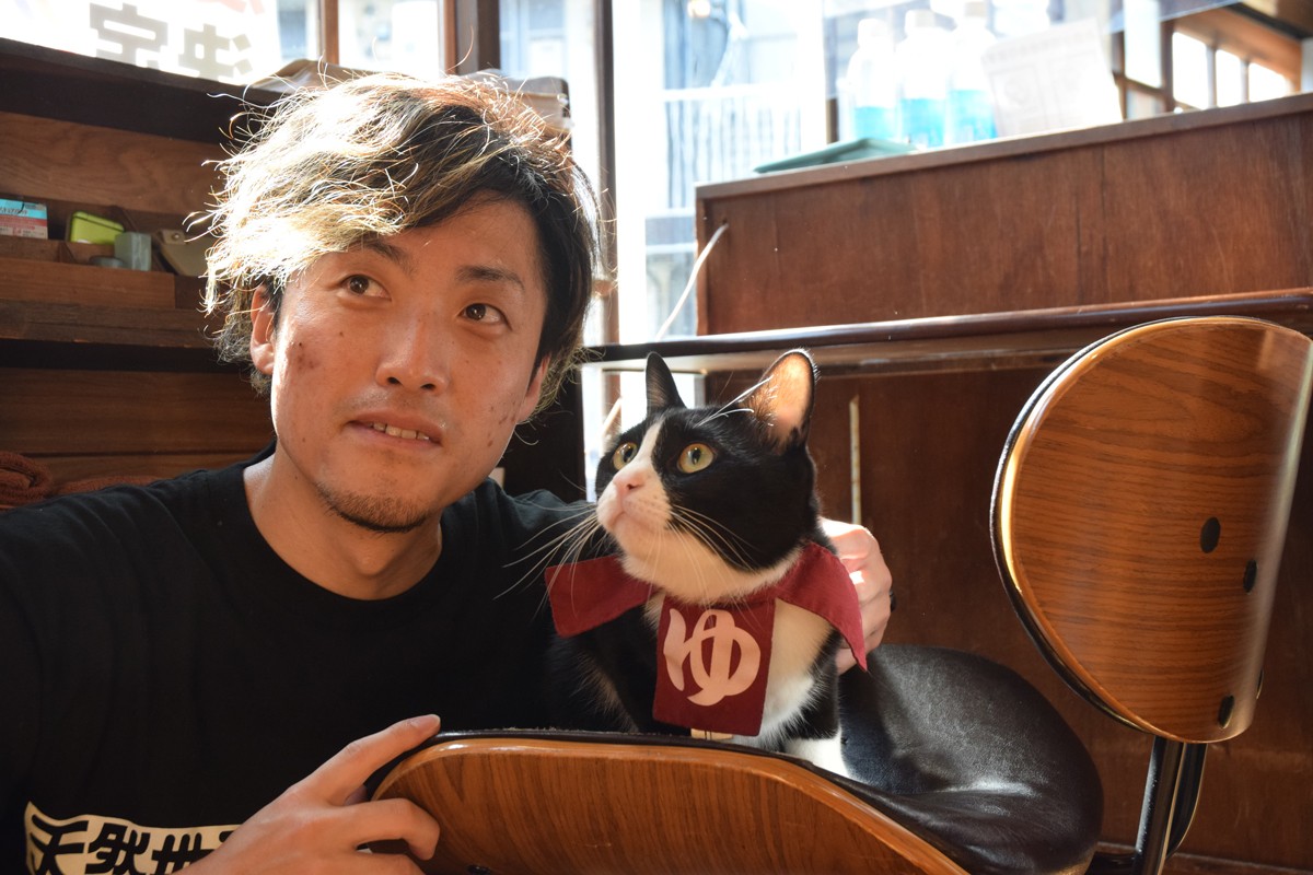 屋根で保護された黒猫 トタン 今は銭湯の看板猫に さらに漫画化で人気上昇中 まいどなニュース