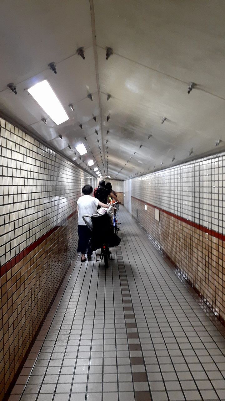 倉庫のような巨大な扉 実は 川底の地下道 につながるエレベーター 以前は車も通行 大阪 安治川隧道 まいどなニュース 倉庫のような巨大な扉 実は 川底の地下道 につながるエレベーター 以前は車も通行 大阪 安治川隧道 まいどなニュース
