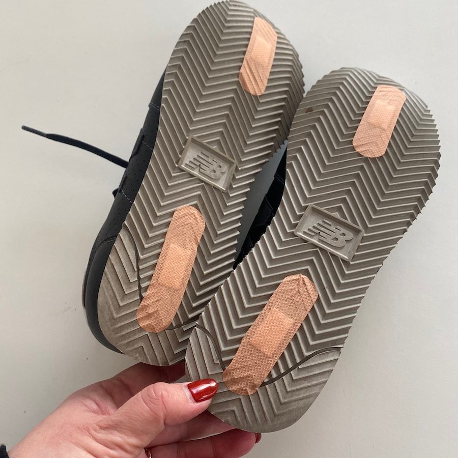 靴の裏に貼ったら 凍結した道で転ばなかった 雪の日のライフハックが話題 スタッドレスタイヤの仕組みと同じですね まいどなニュース 靴の裏に貼ったら 凍結した道で転ばなかった 雪の日のライフハックが話題 スタッドレスタイヤの仕組みと同じですね まいどなニュース