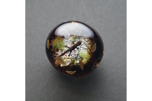 泳ぐ金魚やクラゲなど まるで水中世界をそのまま閉じ込めたかのような 美しすぎるトンボ玉が話題に まいどなニュース