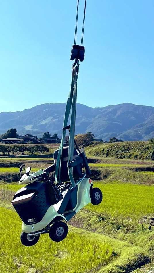 田んぼ脇に立ち尽くす高齢女性 おばあちゃん どうしたん トラック運転手が取った行動に称賛の嵐 まいどなニュース 田んぼ脇に立ち尽くす高齢女性 おばあちゃん どうしたん トラック運転手が取った行動に称賛の嵐 まいどなニュース