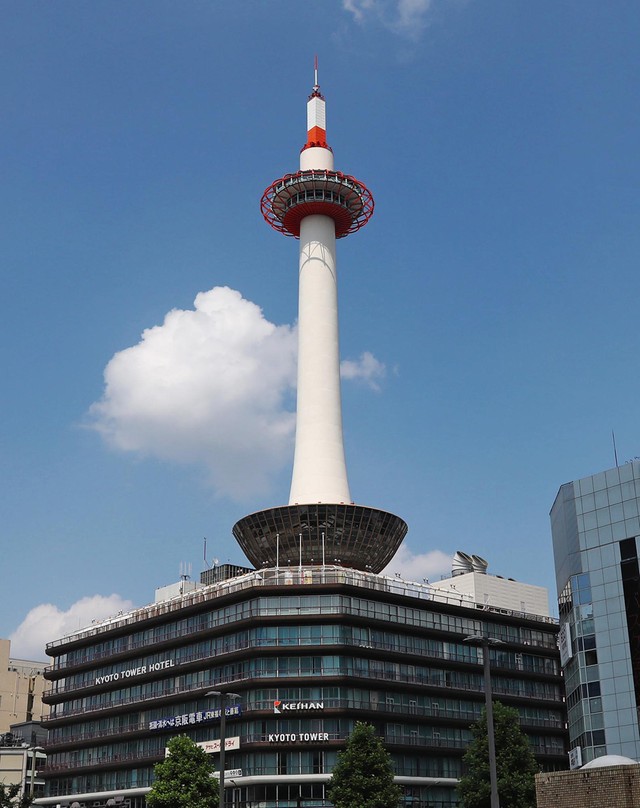 京都タワー 金閣寺の方向に 見えません 掲示のなぜ 親切心か いけずか まいどなニュース
