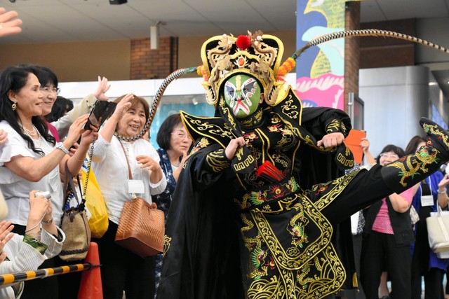 变脸表演人气旺 "天王"姜鹏公演忙