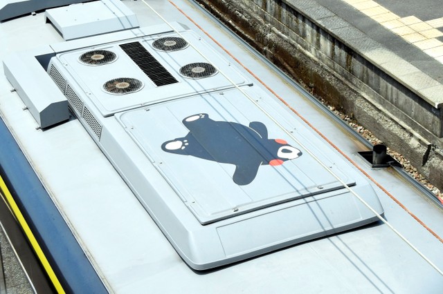 「酷ma萌」露肚躺在列车车顶上