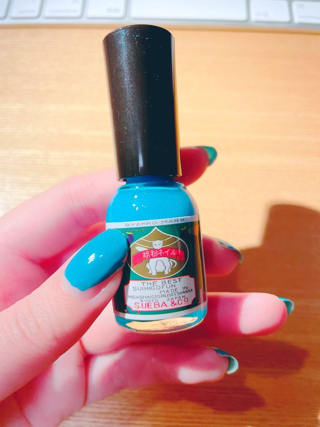 これは 岩波文庫の哲学の色だ ネイルカラーを讃える ウィットが利いた表現が驚異の反響に まいどなニュース