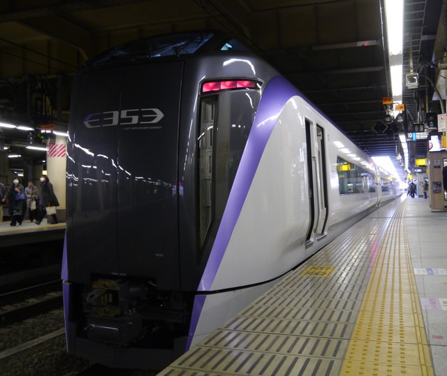 将自12月起正式行驶于中央线上的新型特急"e353系"=摄于11月22日(千叶