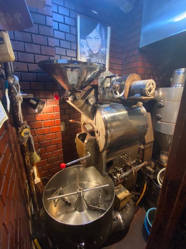 店内にある焙煎機、香りが引き立ちます