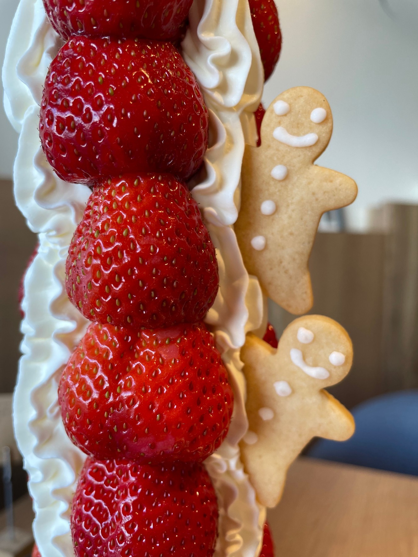 いちご好きなら 登頂 せずにはいられない 人気の 苺の山登りパフェ を食べてみた まいどなニュース