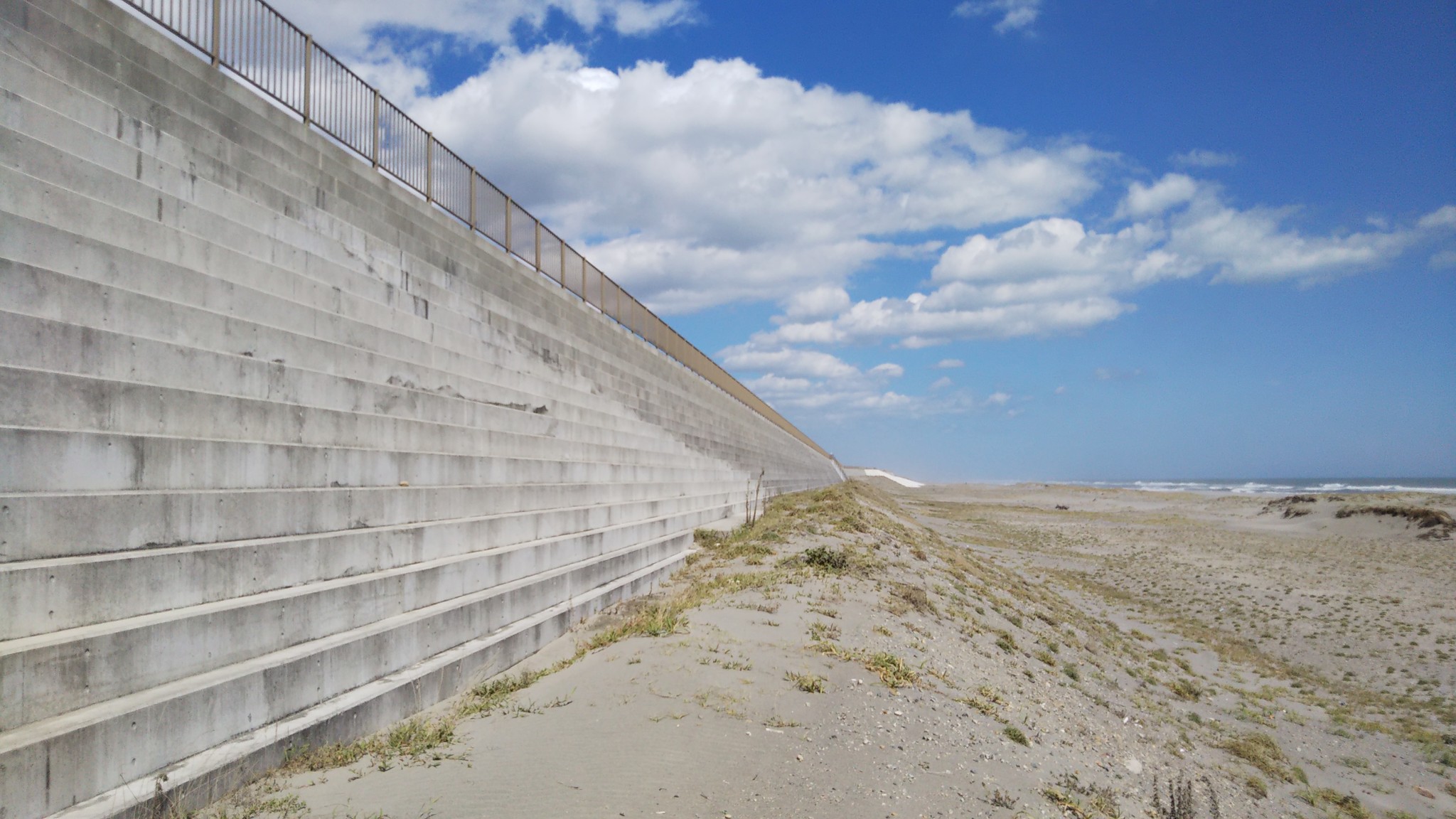 君は見たか 巨大地震に備えた国内最大級の防潮堤 寄付金300億円でできた浜松の一条堤が圧巻すぎる まいどなニュース