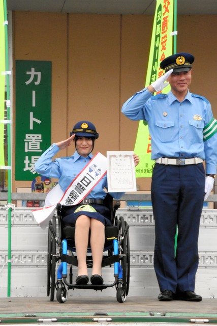 假面女子 猪狩tomoka 身残志坚担任1日警察署长 视频 朝日新聞中文网