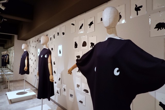 人気の猫キャラ にゃー の高島一精 関西初のイラスト展 ドレスになったタヌキ も まいどなニュース