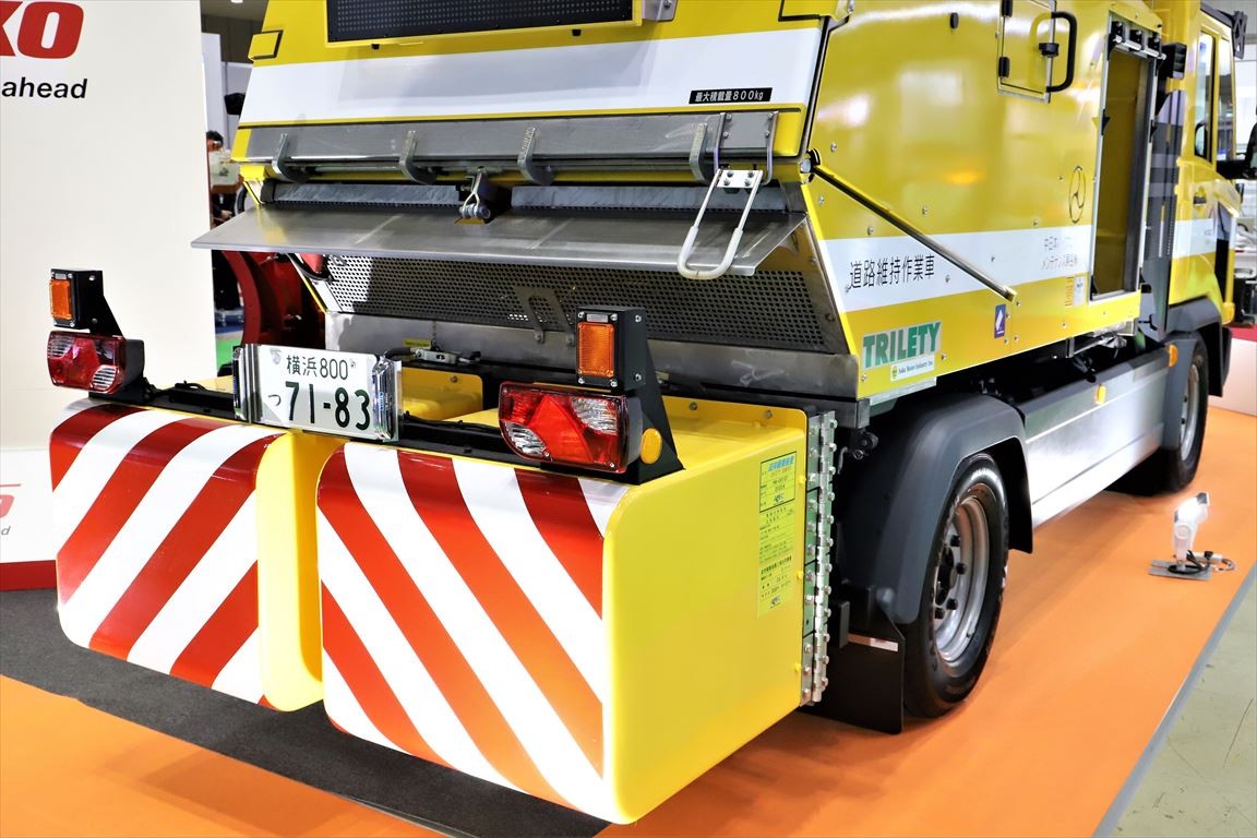 巨大な掃除機みたい 高速道路のメンテナンスを救う新型 路面清掃車 登場 価格7000万円以上も省力化期待 まいどなニュース