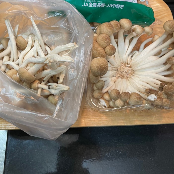 捨てるとこ これだけ シメジの石づきを取る方法が話題 ずっと もったいないなと思ってた まいどなニュース 捨てるとこ これだけ シメジの石づきを取る方法が話題 ずっと もったいないなと思ってた まいどなニュース