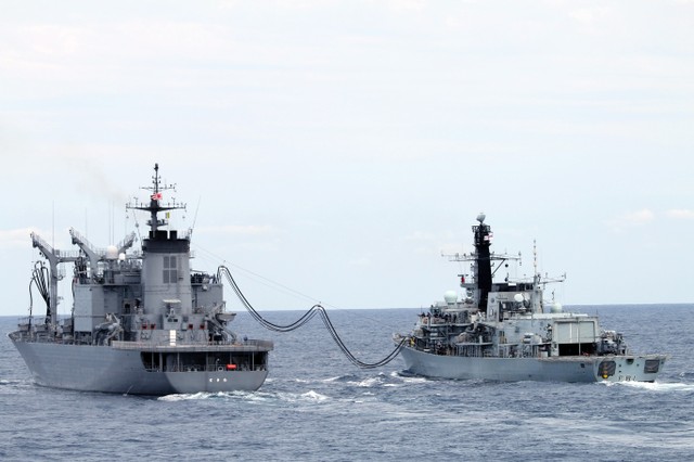 确认海上加油顺序的补给舰「常磐号」(左),与英巡防舰「萨瑟兰号」(由
