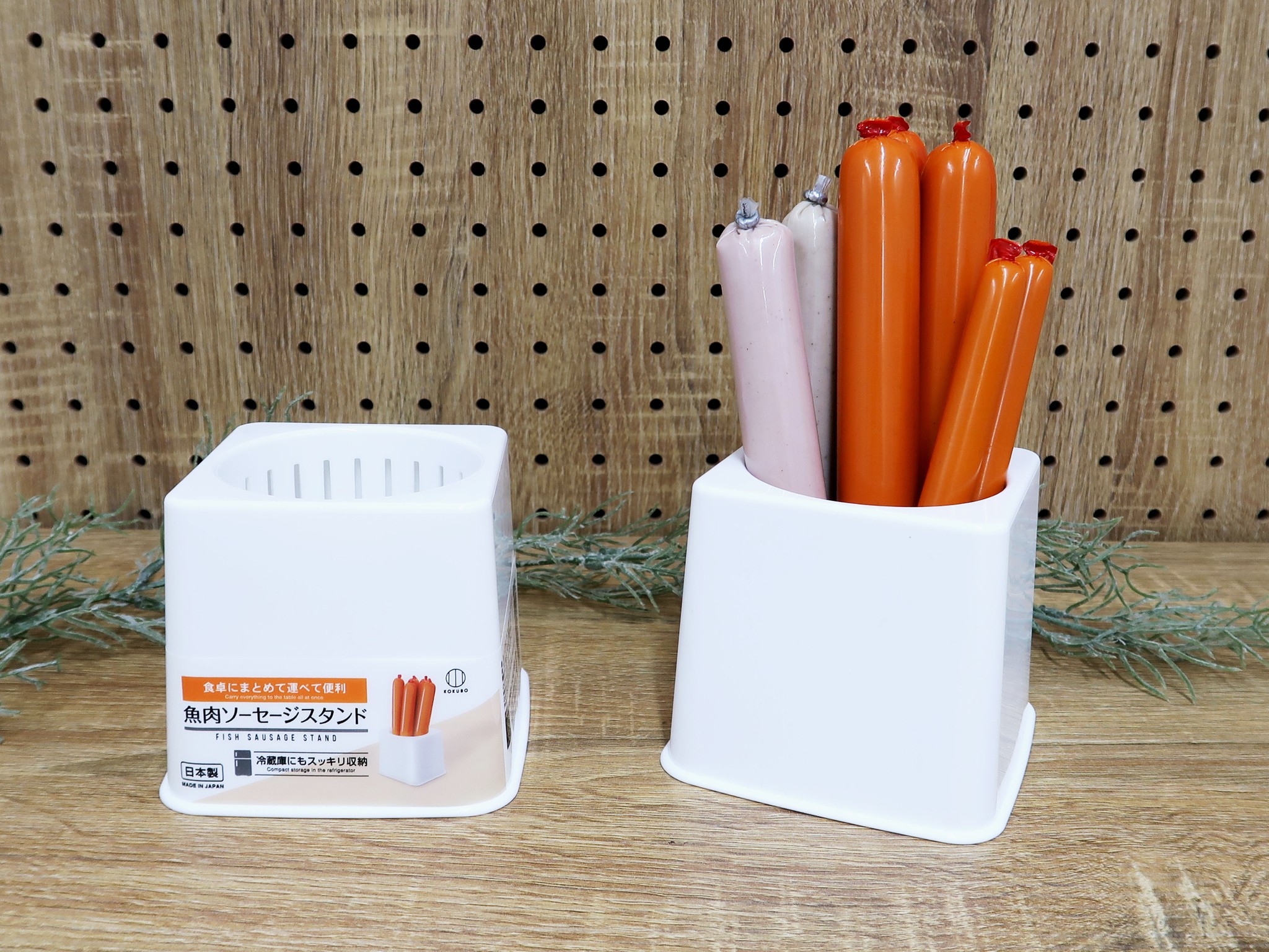 ありそうでなかった 魚肉ソーセージスタンド に衝撃走る ギョニソをエレガントに 立てて収納 まいどなニュース