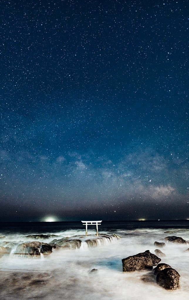 本当に神様が現れそう 絵のように神々しい 海の中の鳥居と雷の写真が話題 神社に奉納も まいどなニュース