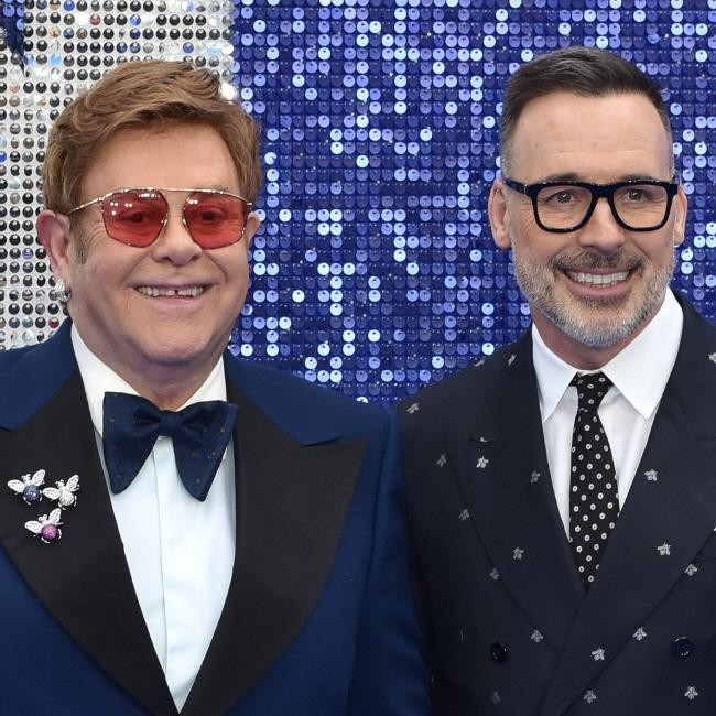ｌｇｂｔだとカミングアウトした有名歌手 同性婚 拒否 を表明したローマ教皇を批判 よろず ニュース