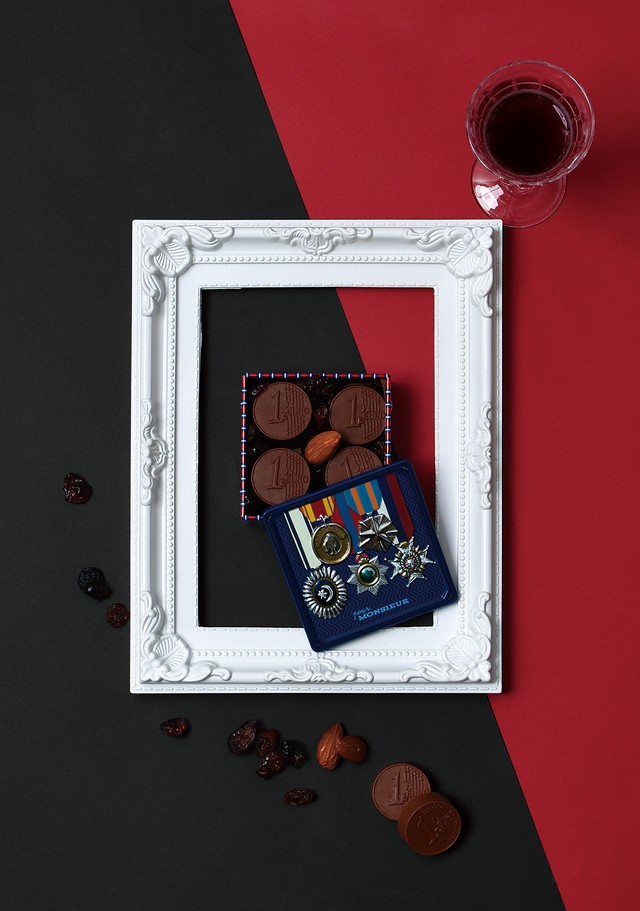 ダンディーな「勲章缶」。ビターな焼き菓子にも合いそう（提供写真）