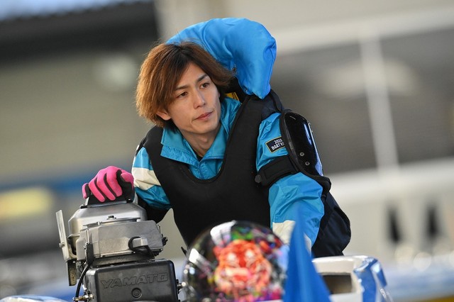 抱っこされるワンちゃんがうらやましい ボートレース界の超絶イケメン 飛躍の裏に愛犬4匹の存在 まいどなニュース