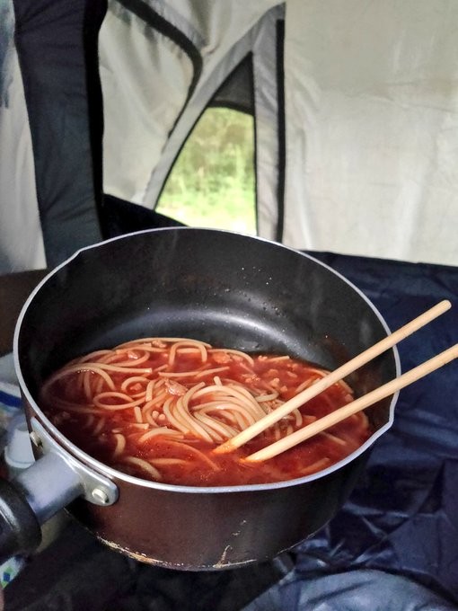 洗う水を節約するため鍋を食器にしスパゲティーも箸で食べる※まさやさん提供