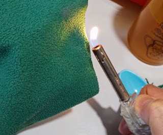 切った端はライターなどで軽くあぶるとほつれ防止に。お子さんがいる場合などは手縫いでも（当銀美奈子さんのブログより）