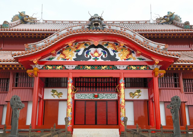 冲绳·首里城重现朱红色彩 历经2年3个月完成涂漆作业(视频)