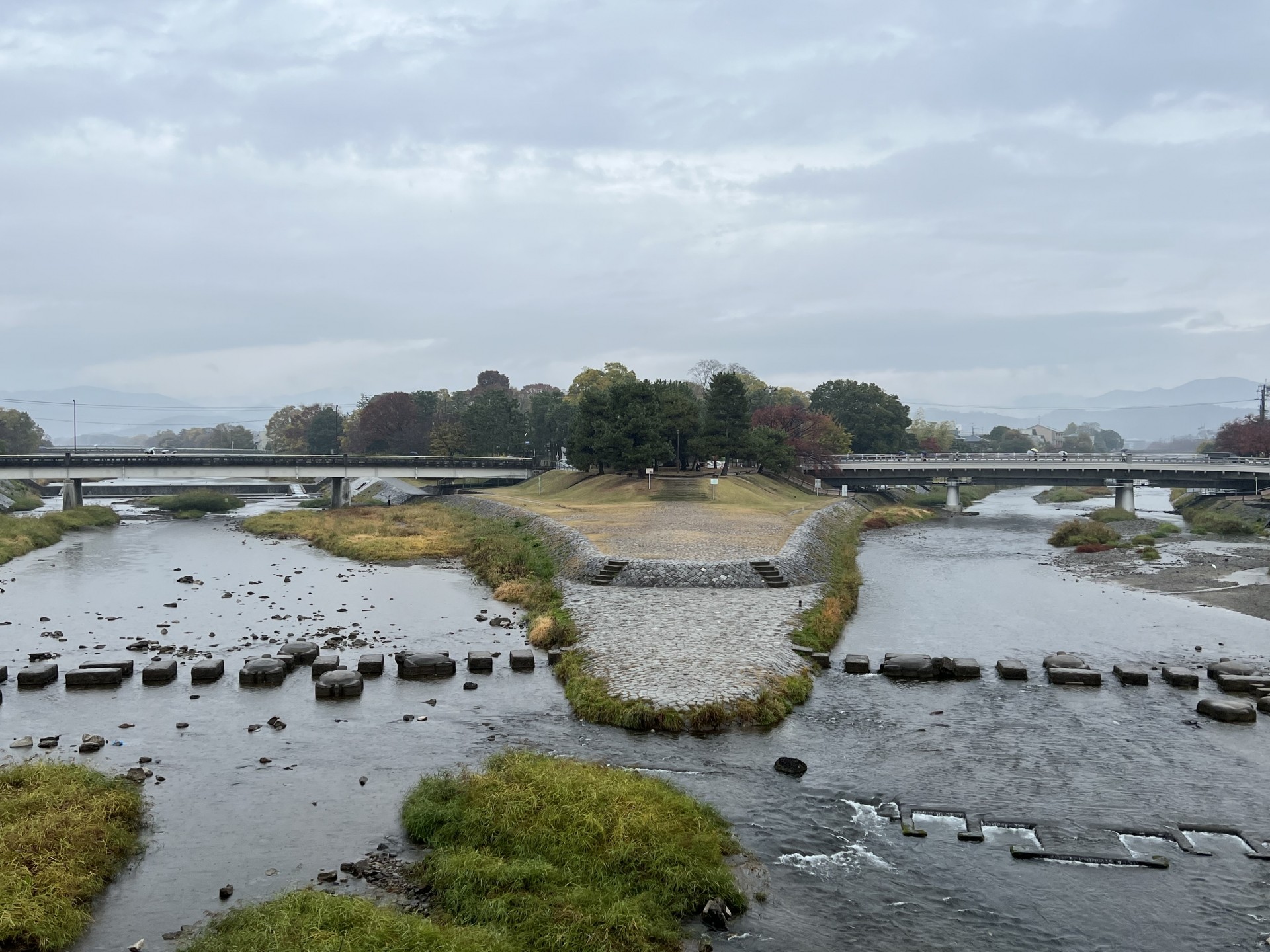 京都人が描いた 鴨川デルタ勢力図 イラストが話題 トンビの狩場から石積みアーティストまで カオスすぎる現実 めちゃくちゃわかる まいどなニュース