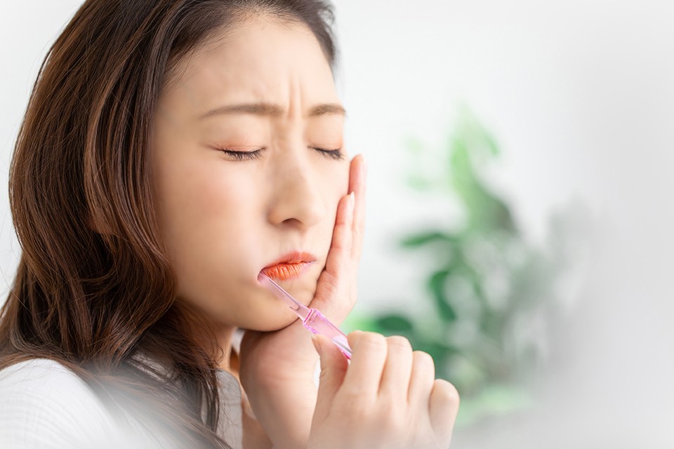 歯がしみるのは知覚過敏かも 歯磨きやストレスが原因でなる人も まいどなニュース 歯がしみるのは知覚過敏かも 歯磨きやストレスが原因でなる人も まいどなニュース