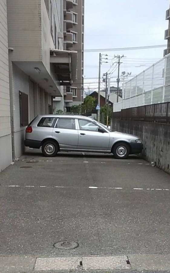どうやって停めたの とツッコミたくなる駐車の光景に おもしろ予想が続々寄せられ大喜利状態に まいどなニュース