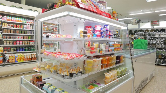 自衛隊駐屯地の中にコンビニが レジ周りは普通の店舗と同じだけど 一角に迷彩柄グッズがズラリ まいどなニュース