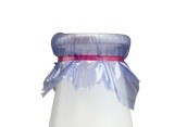 かつて、給食の牛乳といえば、紙栓に覆いがあって赤い紐で縛ってあるやつでした（関牛乳HPより）