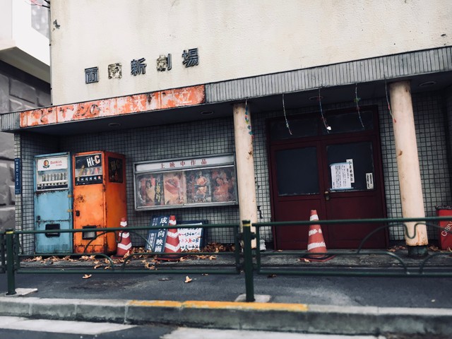 写真じゃないの 閉館した映画館を精巧に構築したジオラマが話題 電柱の設定も実に細かい まいどなニュース