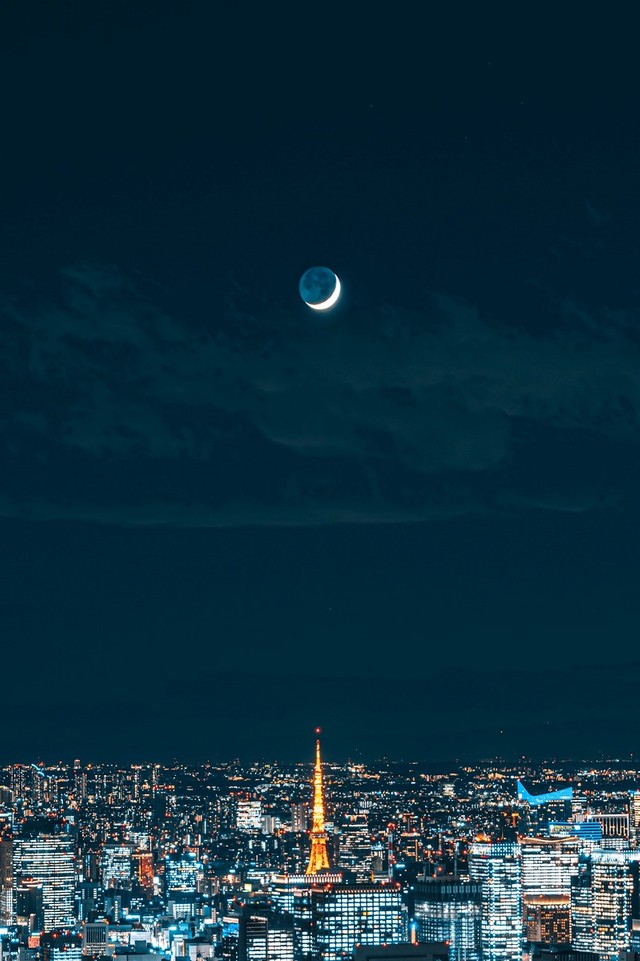 スカイツリーの真上に咲いた三日月 心を射抜くエモーショナルな情景が Snsで大きな反響 まいどなニュース