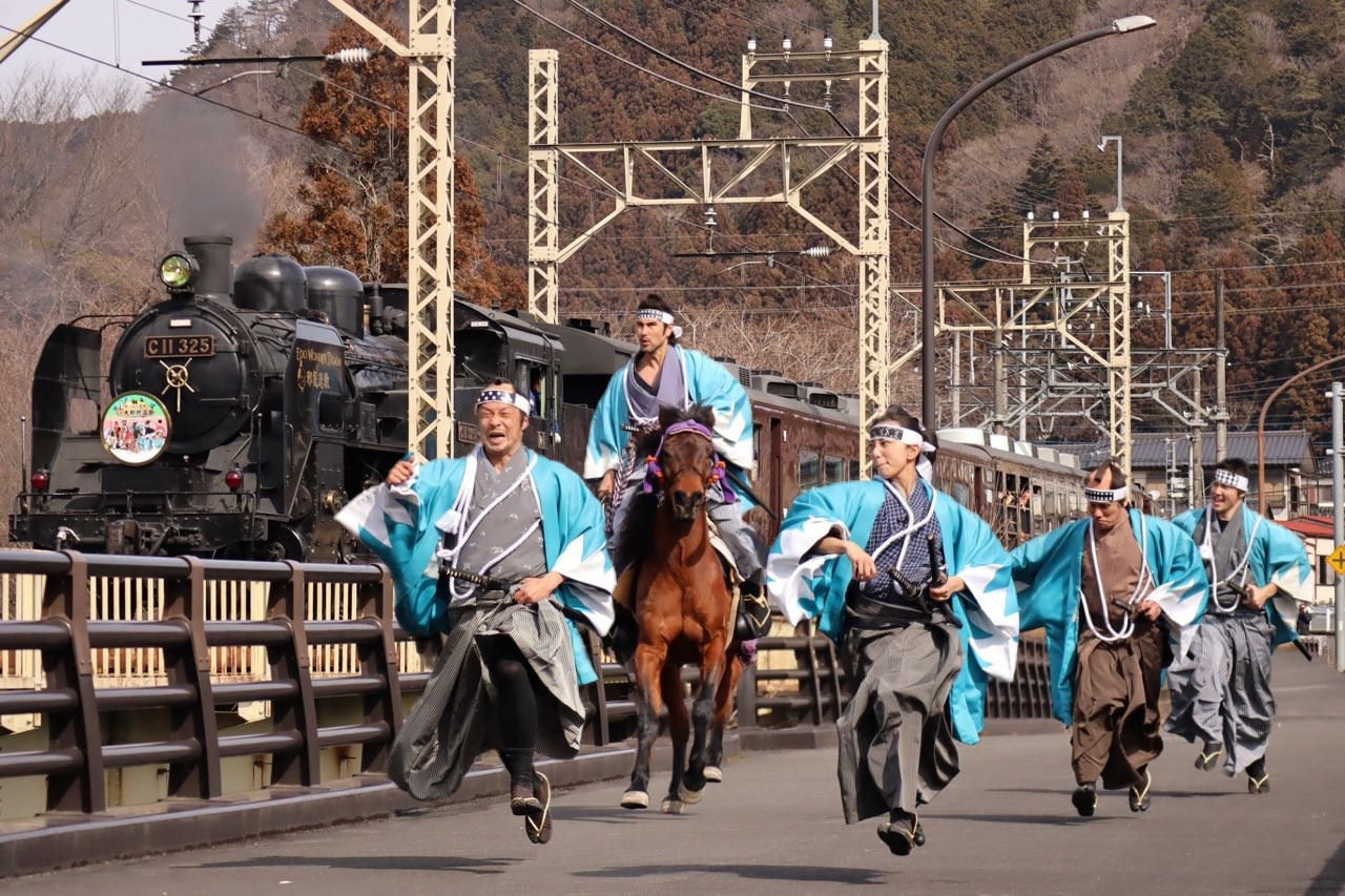 なんで 蒸気機関車をバックに新選組が爆走 映画のワンシーンみたい すごい躍動感 まいどなニュース
