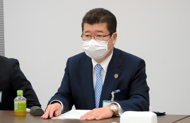 在决算记者会上进行说明的王将food servise社长&midd