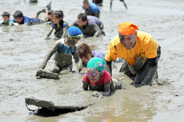 佐贺「潟林匹克运动会」 千人泥滩竞赛滚泥巴(影片)