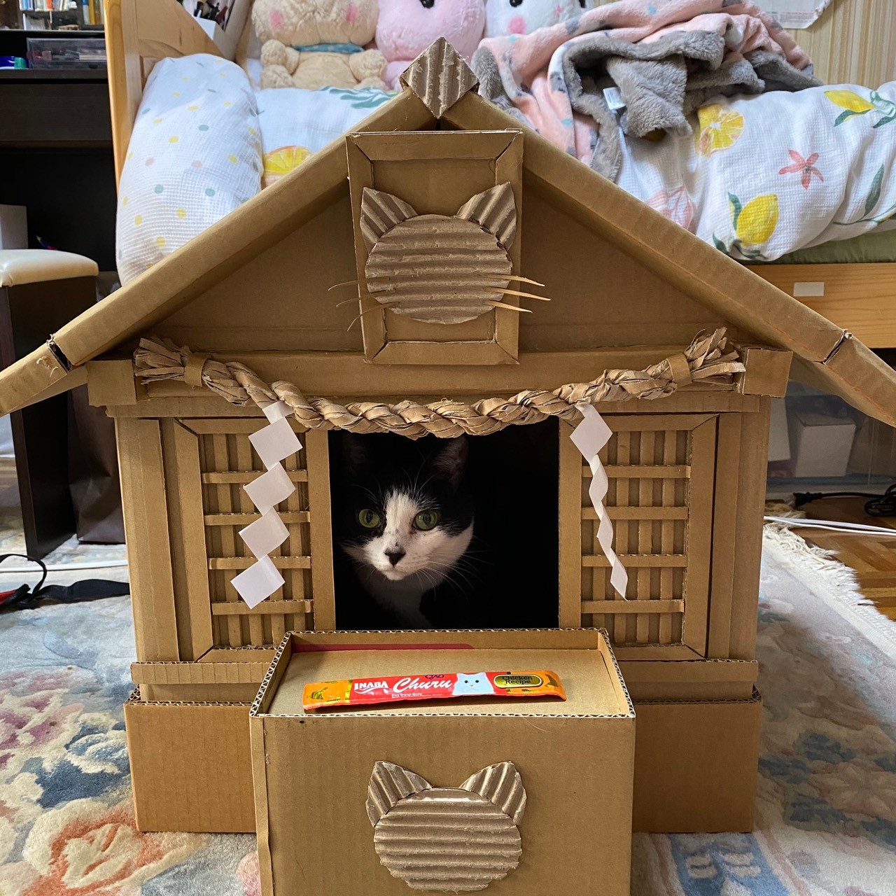 Diyした猫神社の完成度が 段ボールで作ったとは思えない と話題 チュールお供えで猫神さまもご満悦 まいどなニュース