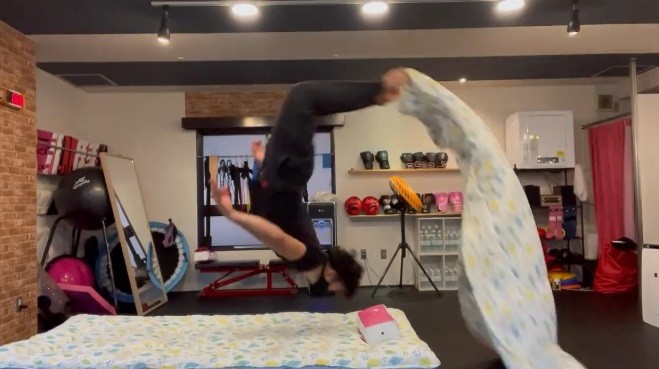 これにてドロンします バク転したまま布団かぶって就寝 大技アクロバティックに仰天 すごい身体能力 まいどなニュース