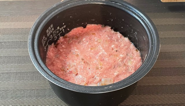 ハンバーグ作るのが面倒くさくなって 炊飯器にぶち込んだら 肉汁爆弾 ができた 結構いいかも まいどなニュース