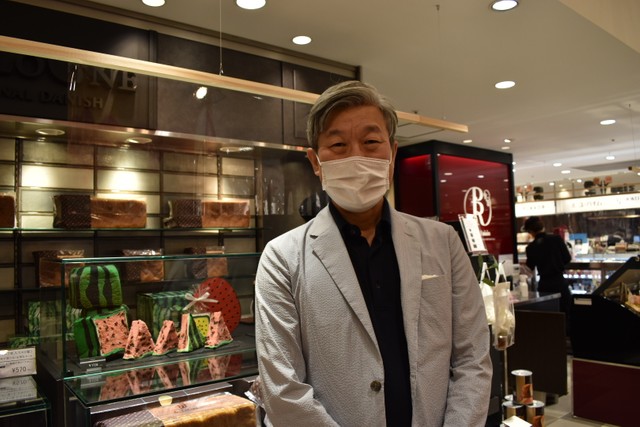 考案者の萩誠治さん。スイカパンは毎年バージョンアップするという。