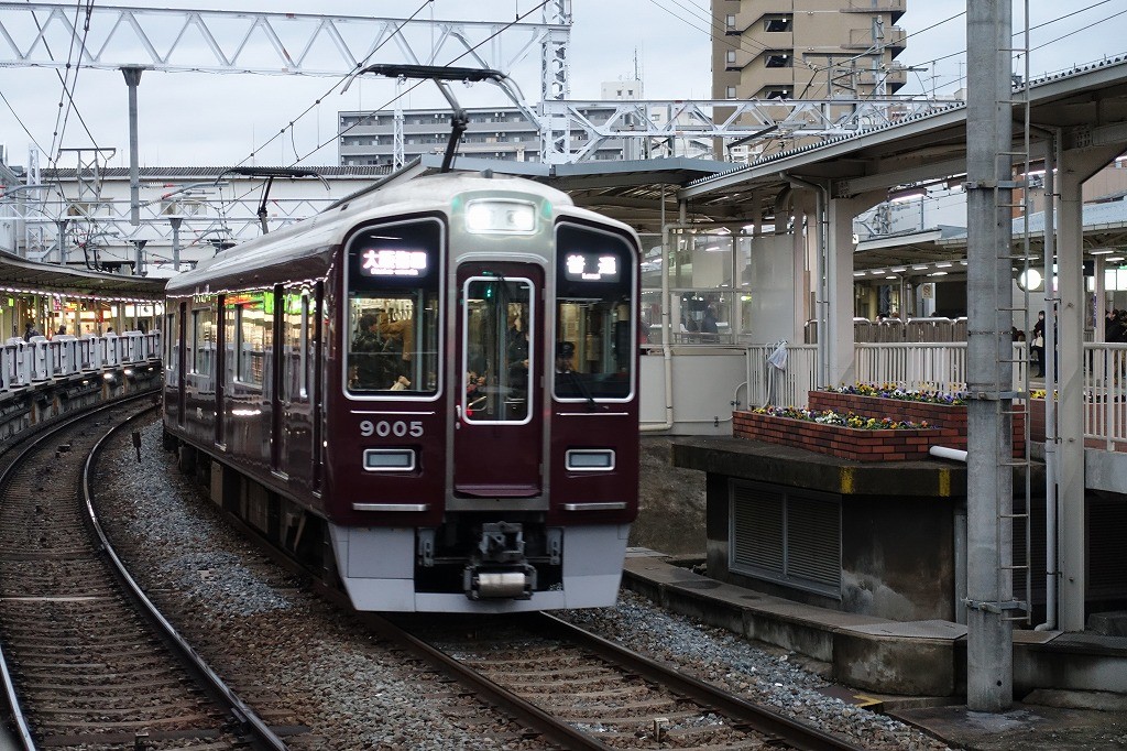 阪急電鉄が 猫の日 に 初の猫グッズ マルーンカラーで電車 猫好きに向けたデザインに まいどなニュース