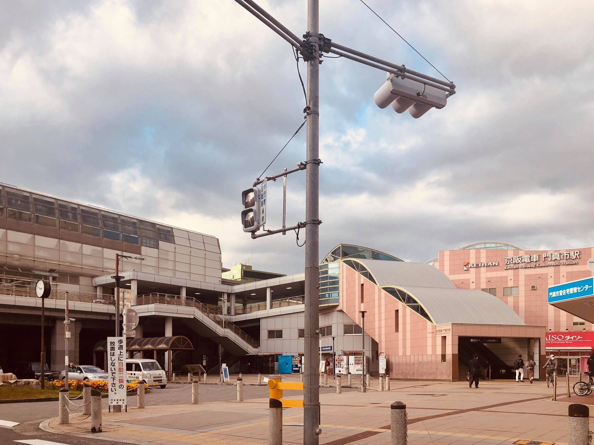 こんな寂しい場所で本当によかったの 赤字で超有名 銚子電鉄 の映画が 京阪本線の高架下で特別上映 まいどなニュース