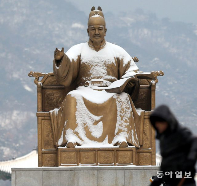 ソウル・光化門の世宗大王と李舜臣将軍「そろそろ洗顔しないと」 ：朝日新聞GLOBE＋