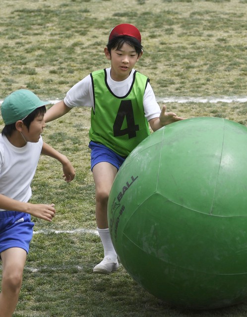 悠仁王子最后的小学运动会全力奔跑 送大球 朝日新聞中文网
