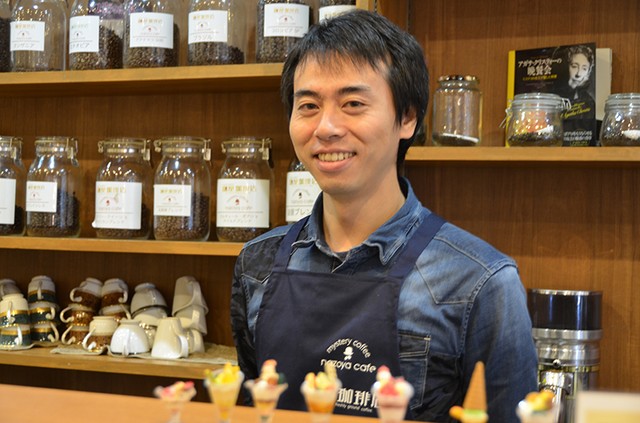 谜屋咖啡店的老板&middot;乡司峰义=摄于11月13日(近藤幸子)