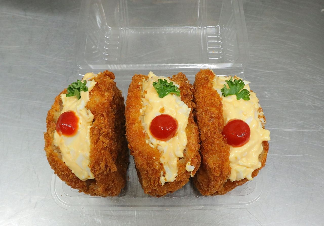 これが大阪の常識や コロッケにタマゴサラダを挟んだ 正真正銘の コロッケサンド が人気 まいどなニュース