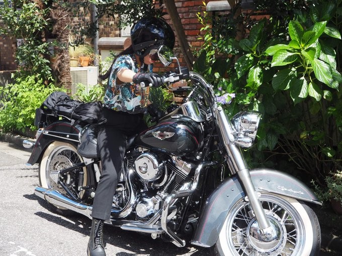 メイド服とのギャップ萌えが話題 ハーレーダビッドソンで通勤するスタッフが話題 カッコ可愛い まいどなニュース