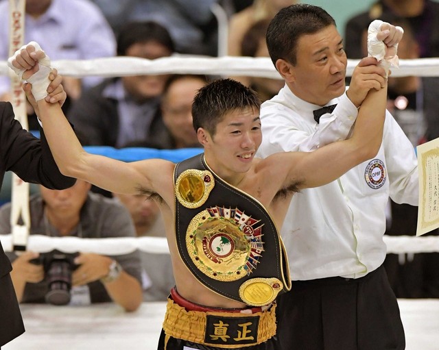 OPBF東洋太平洋ミニマム級王座決定戦で判定勝ちを収め王座獲得＝2016年11月11日、神戸市立中央体育館