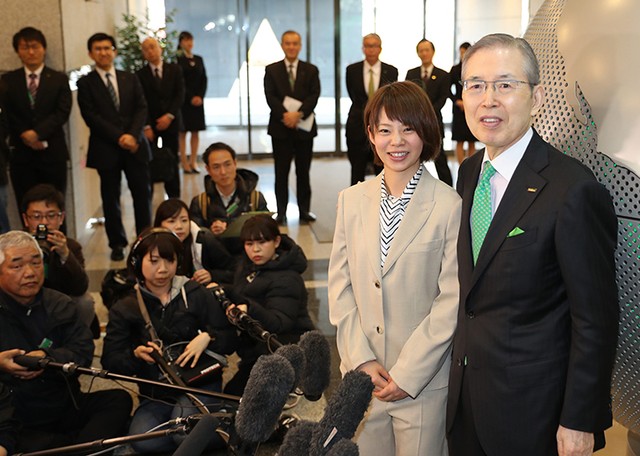 于日本电产总部回答记者团提问的高木菜那与永守重信董事长=摄于2月28